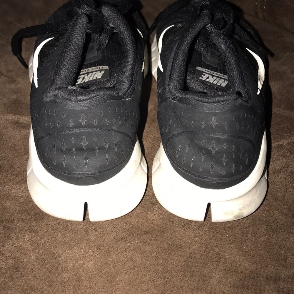 Nike tennis shoes black size 4 - Picture 4 of 8